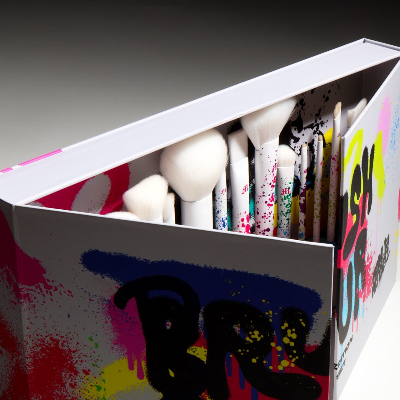 Graffiti 16 Piece Makeup Brush Set